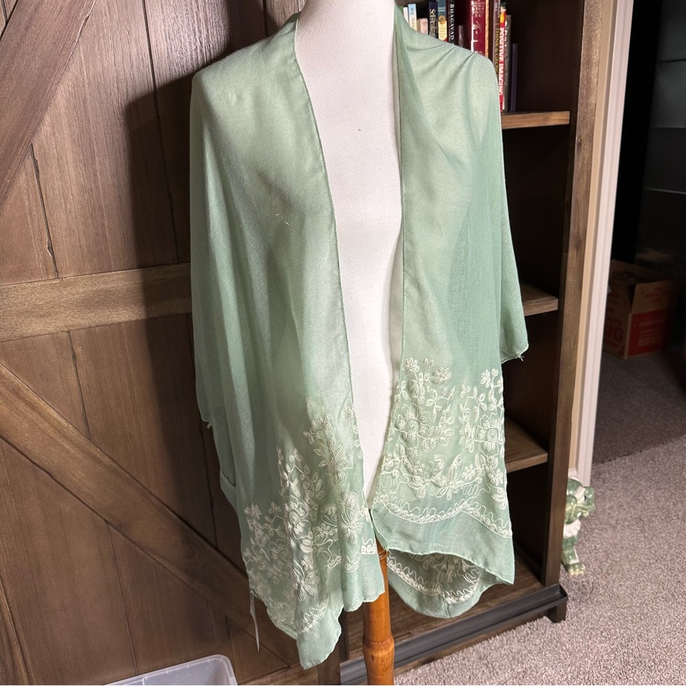 Elegant Green Embroidered Cardigan 🛞